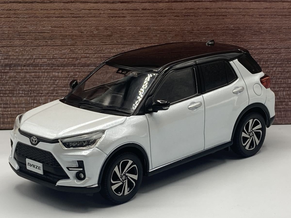 トヨタ RAIZE パールホワイト 非売品 1/30 新型ライズ RAIZE カラー