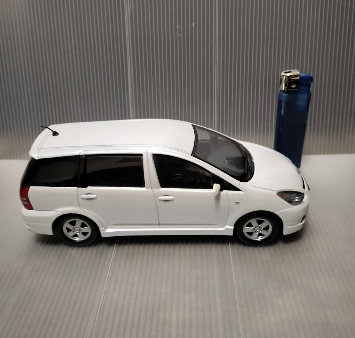 トヨタウィッシュ（WISH）1/24 ミニカー ホワイト 1/24 初代ウィッシュ