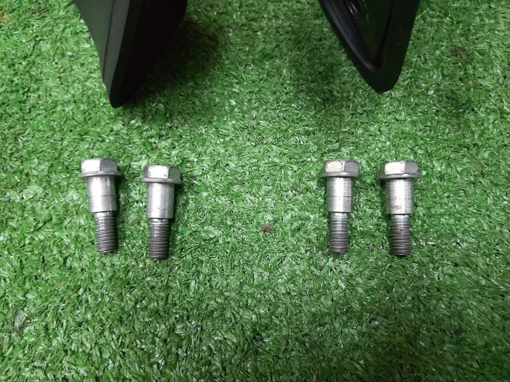 ホンダフュージョン純正ミラー、取り付けボルト ホンダフュージョン純正ミラー、取り付けボルト ベタつい