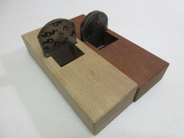 鉋 本銘 兼六 秋月作 65mm 大工道具 赤樫捻止 かんな 箱 ケース