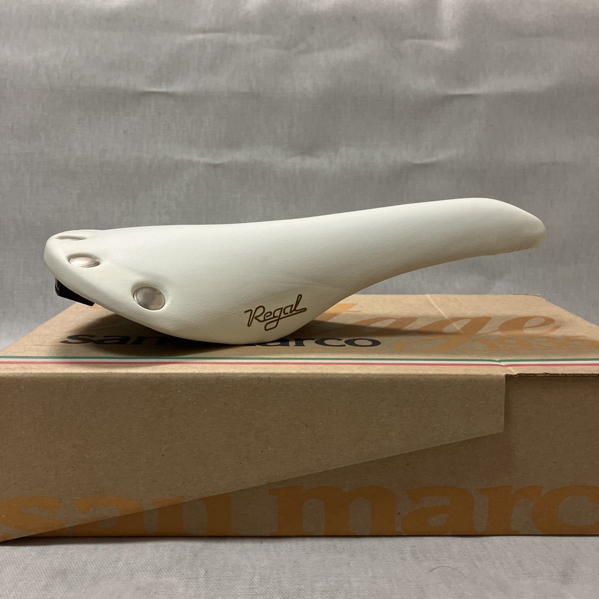 Selle San Marco Concor Lumière Équipe – Blanc, Cuir, Neuve Avec Défaut Mineur