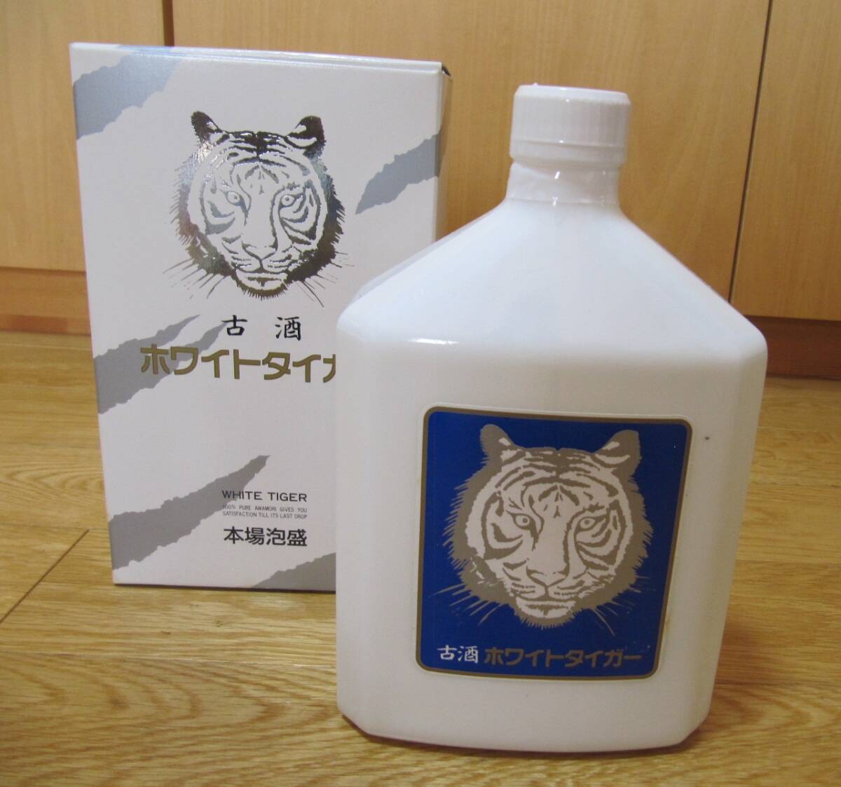 未使用に近い】未開栓 古酒 ホワイトタイガー 本場泡盛 720ml 40％ 100