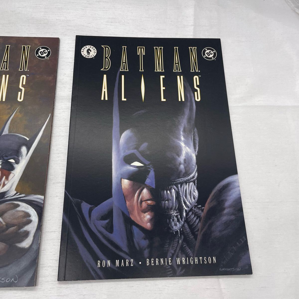 【やや傷や汚れあり】Batman Aliens Book One & Two バットマン VS エイリアン 全2冊セット アメコミ 海外雑誌 ...