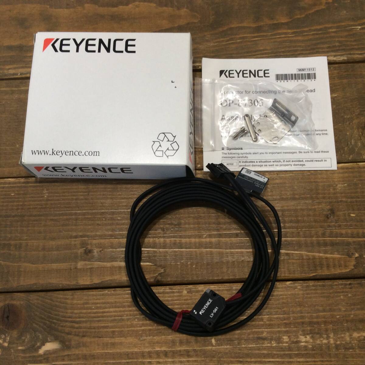 未使用に近い】送料無料 開封未使用 OP87305コネクター付 KEYENCE LV 