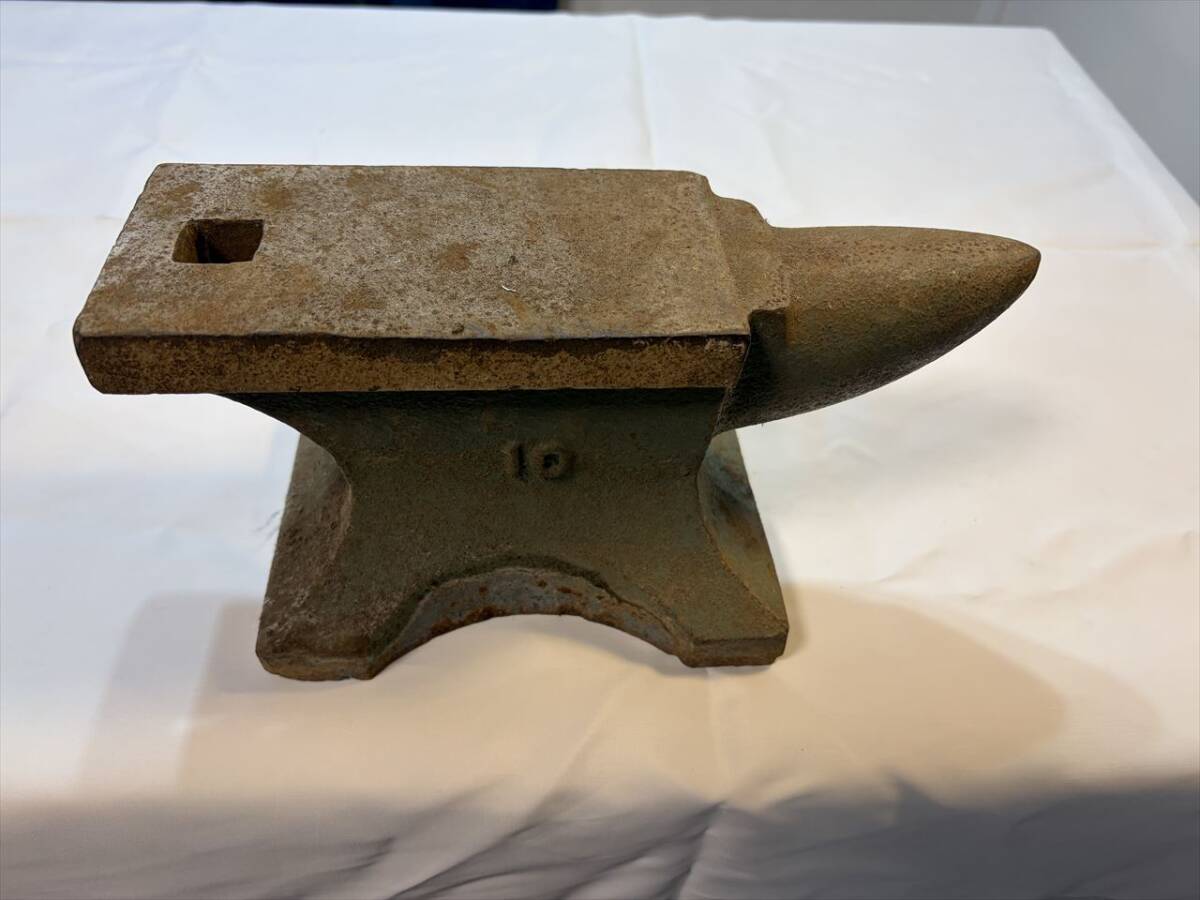 △アサヒ 角付き 金床 アンビル □穴付き 20kg 金敷/鉄敷/ハンマー台