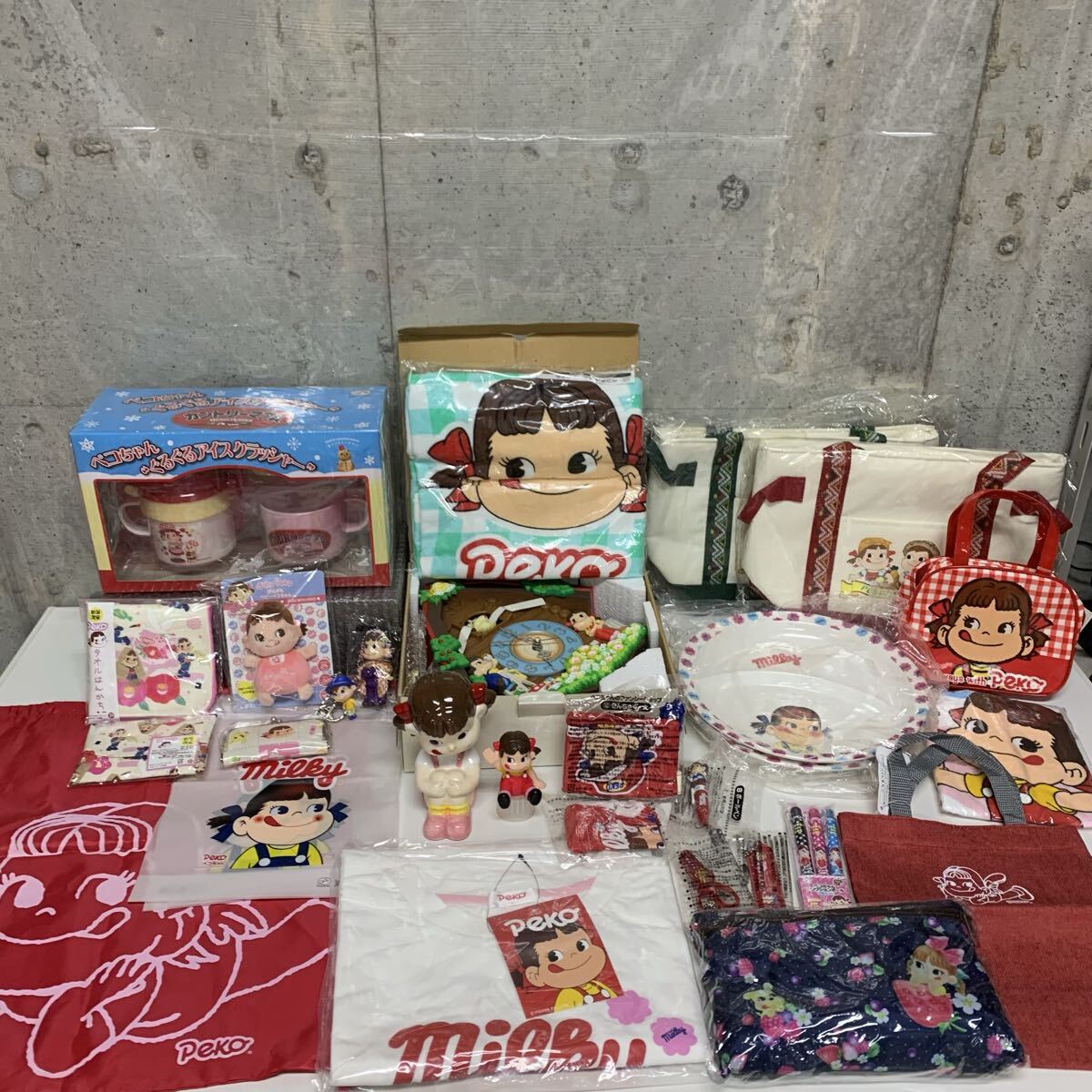 中古】不二家 ペコ50周年記念 ペコ&ポコ ピンズセット ペコちゃん