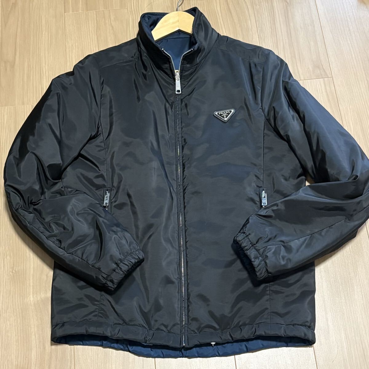キューン＊CUNE＊「ITALIA IS NOT JAPAN」CUNEをかぶったカラフルな鳥