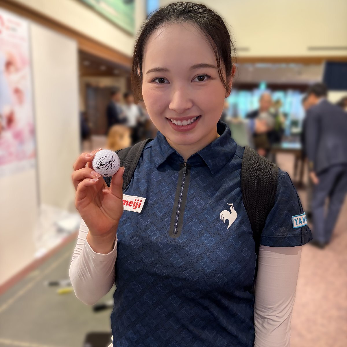 セキユウティン 直筆サイン入り写真 日本生まれ・中国育ちの美人