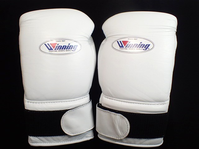 ☆★Winning ウィニングボクシンググローブ 10oz ホワイト☆★正規品 ウイニング（Winning）製旧アマチュア公式試合用ボクシンググローブ