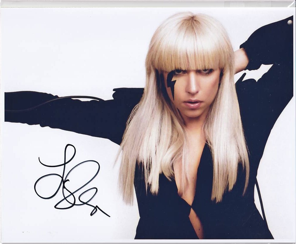 新品】レディー・ガガ 緑髪2011最新LIVE映像集! LADY GAGA 2DVDの落札