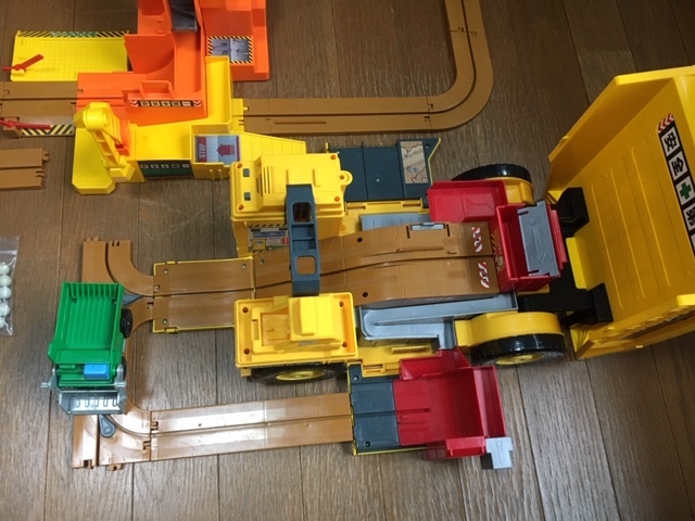 トミカ メガトンダンプ ＋ 回転バケット工事現場の落札情報詳細