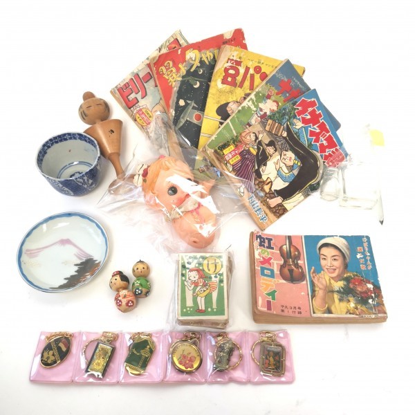 昭和 レトロ 小物 雑貨 まとめて 人形 こけし 漫画 小皿 古書 古道具 などなど の落札情報詳細 ヤフオク落札価格情報 オークフリー スマートフォン版