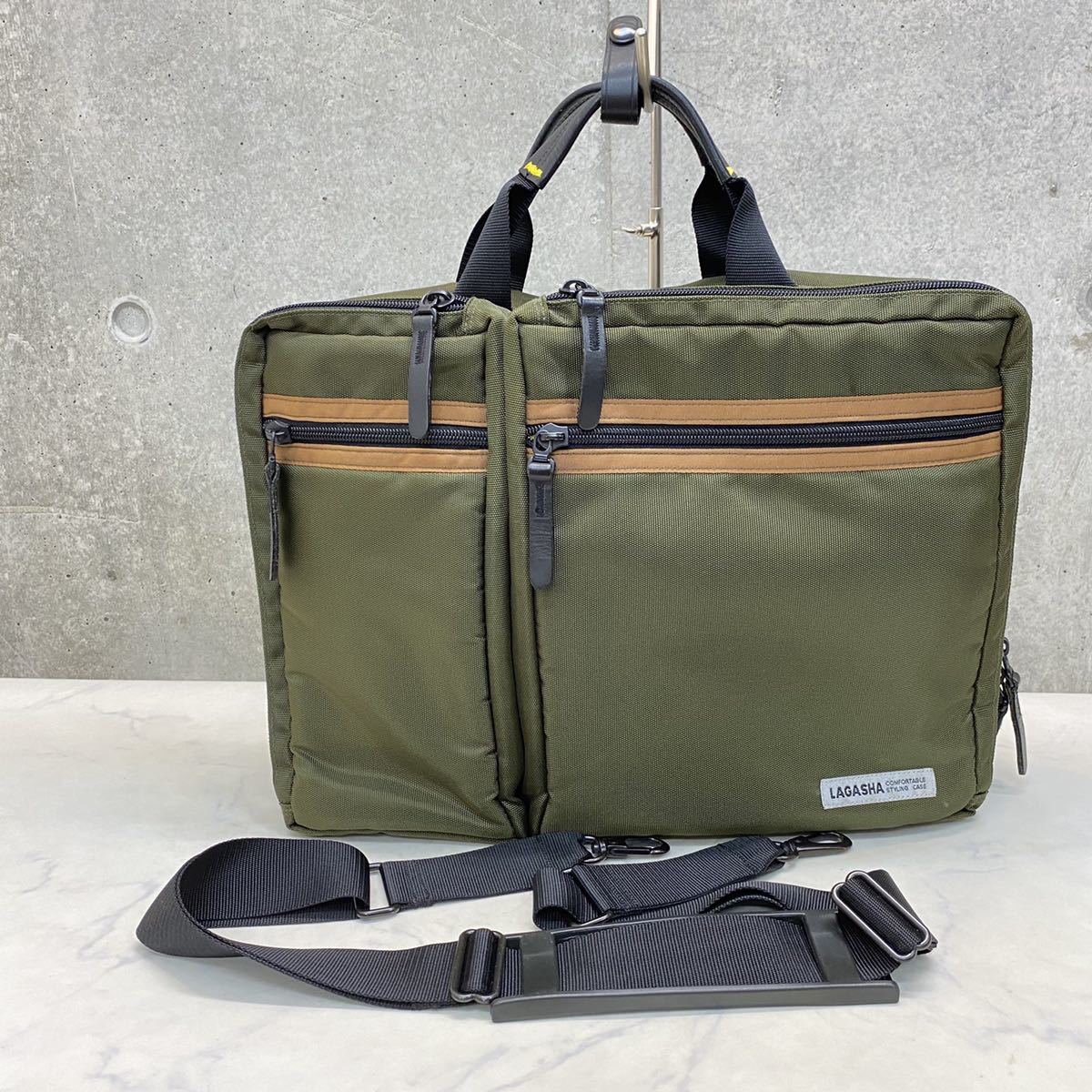 美品 ラガシャ ブリーフケース ショルダーベルト付き クッション素材 ビジネスバッグ パソコン収納ok カーキ 軽量 Lagasha の落札情報詳細 ヤフオク落札価格情報 オークフリー スマートフォン版