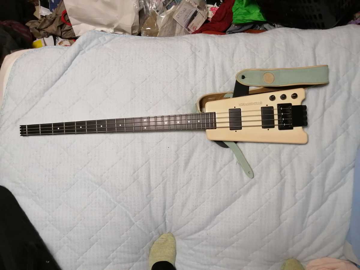 珍品！ホワイトベースギターSTEINBERGERエレキベースギター ストラップ