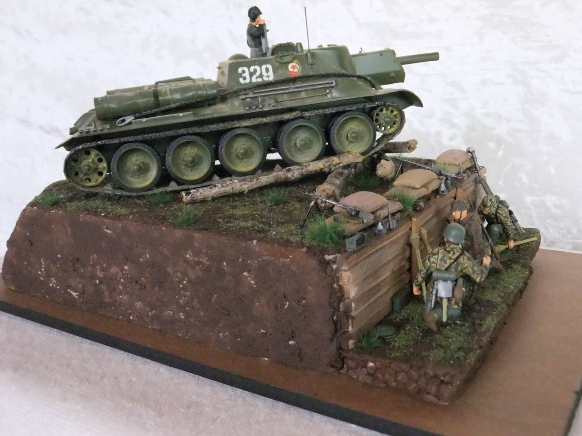 ☆1/35ドイツ陸軍VSソビエト襲撃戦車SU-122兵士4体付 ジオラマ完成品