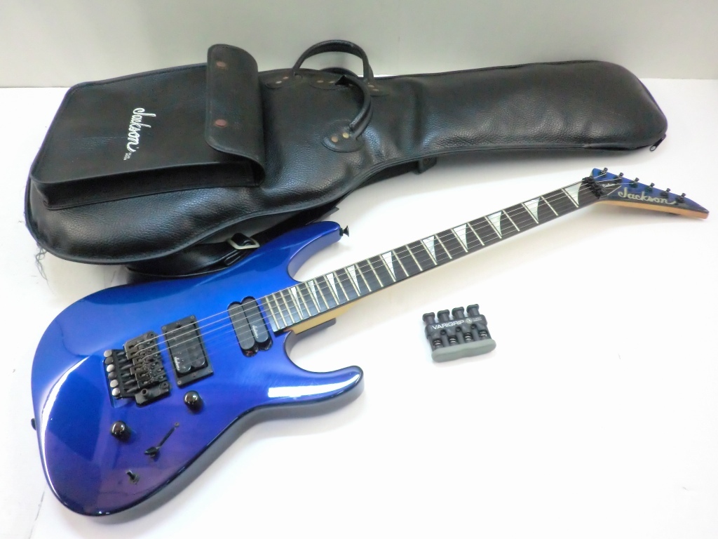A0286 Jackson Custom エレキギター 青 レア ソフトケース付き アーム欠品 中古 の落札情報詳細 ヤフオク落札価格情報 オークフリー スマートフォン版