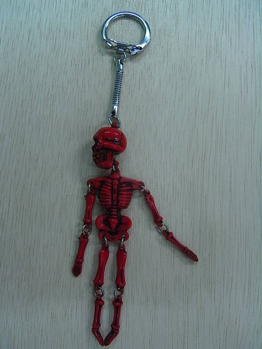 骸骨 キーホルダー 赤 中 ストーン 虹色 / がいこつ ガイコツ 髑髏
