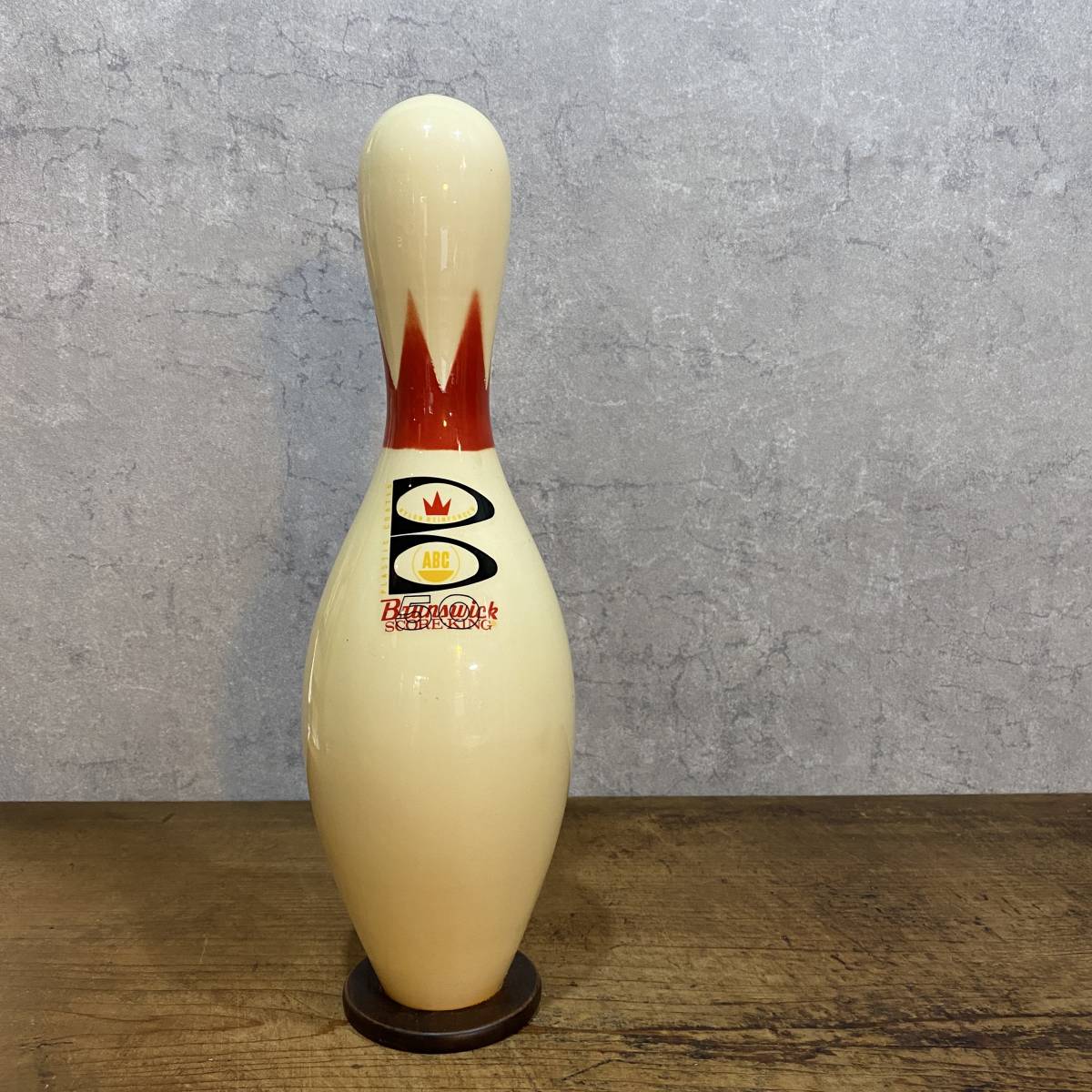 大きなボーリングのピンのオブジェ 2つ