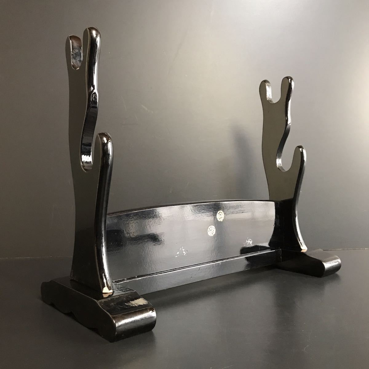 H803 木製 黒漆塗螺鈿細工 刀掛け 刀置き ニ本掛け 掛け幅33cm 組立て 日本刀 木刀 剣置き台 短刀拵え 居合刀 飾り 床の間 の落札情報詳細 ヤフオク落札価格情報 オークフリー スマートフォン版