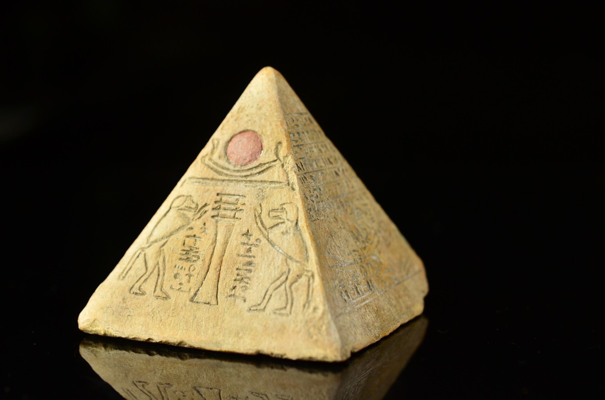 横濱美術】エジプト考古博物館キャップストーンにあるピラミッド