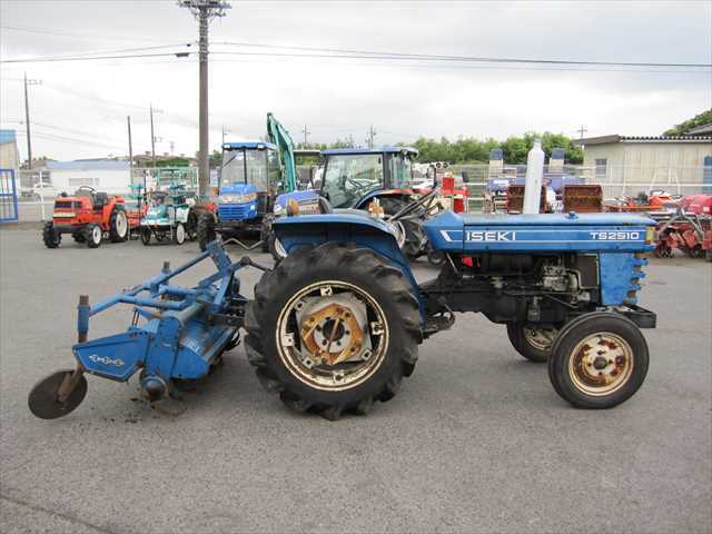 井関農機（イセキ） トラクタ「TS2510」 2WD 25馬力